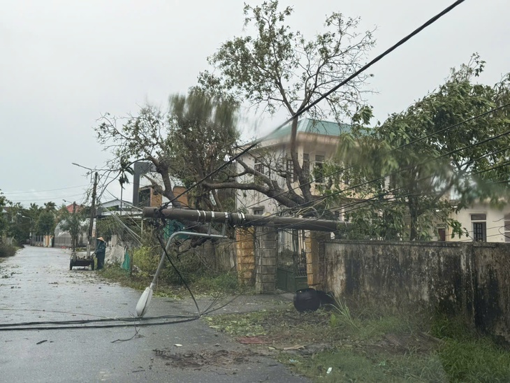 Bão Matmo di chuyển lệch về phía Bắc, tiến vào khu vực biên giới Quảng Ninh - Ảnh 2.