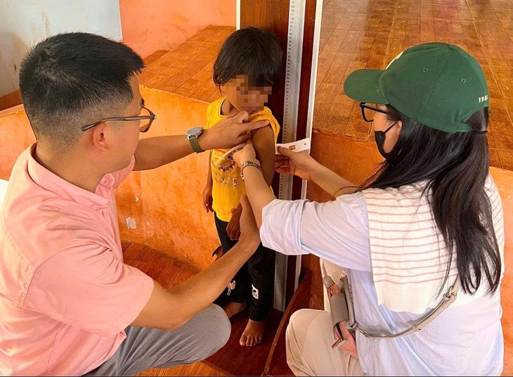 Bữa cơm thiếu chất dinh dưỡng: Thực trạng đáng báo động từ bữa ăn của trẻ em vùng núi- Ảnh 1.