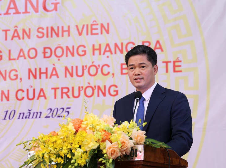 Thứ trưởng Thường trực Vũ Mạnh Hà nhắn nhủ tân sinh viên trường Dược 'nuôi dưỡng khát vọng, dám đổi mới sáng tạo và tỏa sáng'- Ảnh 1. Thứ trưởng Thường trực Vũ Mạnh Hà nhắn nhủ tân sinh viên trường Dược 'nuôi dưỡng khát vọng, dám đổi mới sáng tạo và tỏa sáng'- Ảnh 1.