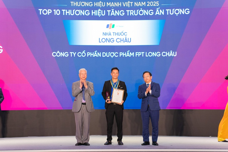 Bền bỉ với sứ mệnh vì sức khỏe người Việt, Long Châu lọt 'Top 10 Thương hiệu Tăng trưởng ấn tượng'- Ảnh 2.