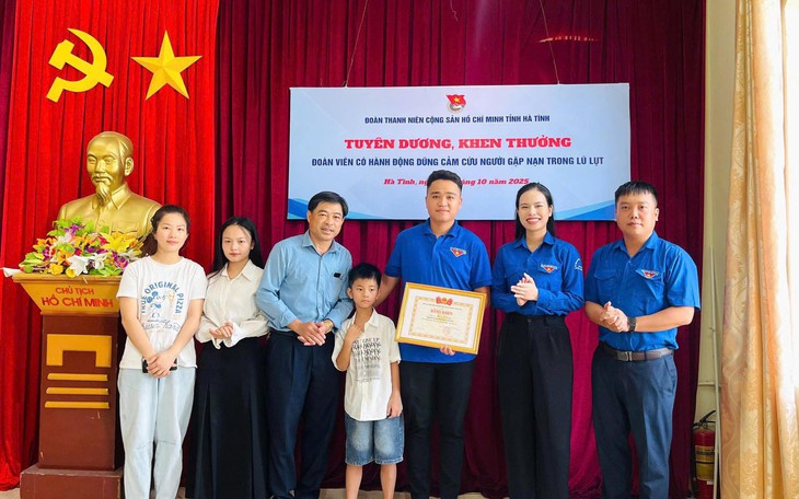 Tuyên dương thanh niên dũng cảm cứu bé trai khỏi dòng nước lũ