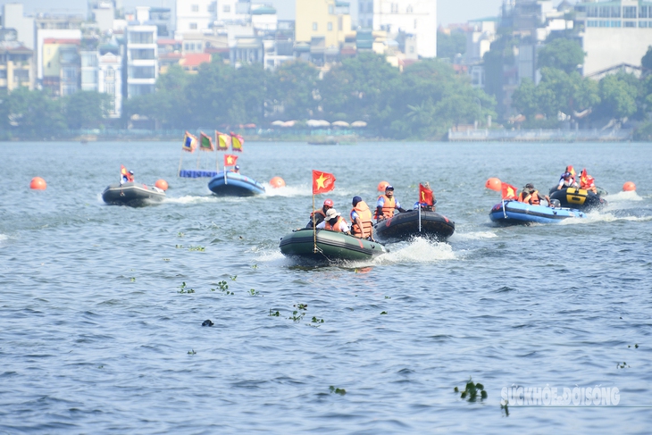 Cờ Tổ quốc tung bay trên sóng nước Hồ Tây- Ảnh 1.