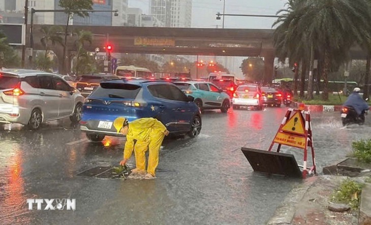 Hà Nội kích hoạt các biện pháp tiêu thoát nước, phòng chống úng ngập- Ảnh 1. Hà Nội kích hoạt các biện pháp tiêu thoát nước, phòng chống úng ngập- Ảnh 1.