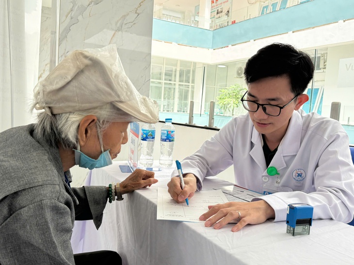 Khoảng 40% người trên 70 tuổi có nguy cơ loãng xương- Ảnh 3.