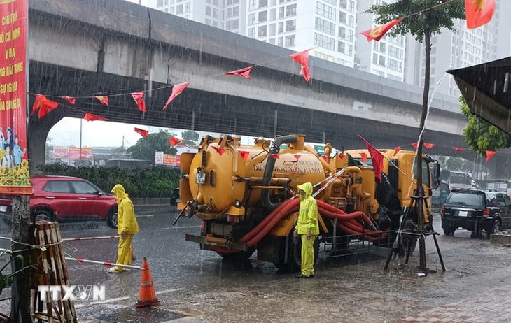 Hà Nội kích hoạt các biện pháp tiêu thoát nước, phòng chống úng ngập- Ảnh 2. Hà Nội kích hoạt các biện pháp tiêu thoát nước, phòng chống úng ngập- Ảnh 2.