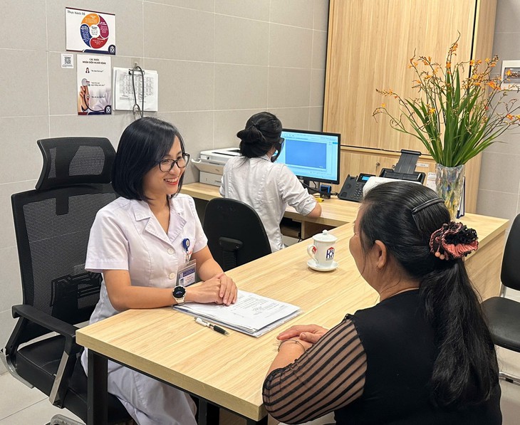 Từ hóa trị truyền thống đến liệu pháp trúng đích: Hy vọng mới cho bệnh nhân ung thư buồng trứng- Ảnh 1. Từ hóa trị truyền thống đến liệu pháp trúng đích: Hy vọng mới cho bệnh nhân ung thư buồng trứng- Ảnh 1.