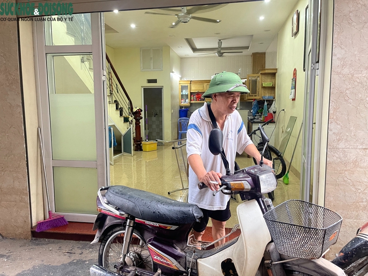 Hà Nội: Sau một tuần ngập lụt, phố Miêu Nha dần trở lại nhịp sống thường ngày- Ảnh 7. Hà Nội: Sau một tuần ngập lụt, phố Miêu Nha dần trở lại nhịp sống thường ngày- Ảnh 7.