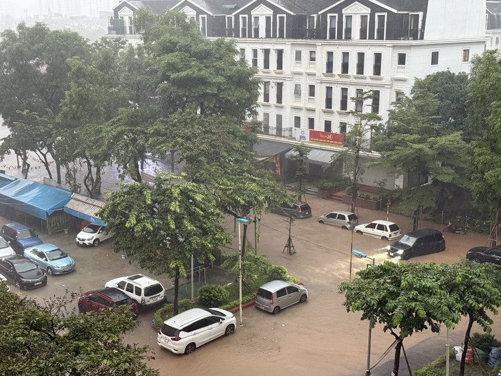 Hà Nội: Ô tô, xe máy lại 'bơi' trong biển nước sau mưa lớn do bão số 11- Ảnh 10. Hà Nội: Ô tô, xe máy lại 'bơi' trong biển nước sau mưa lớn do bão số 11- Ảnh 10.