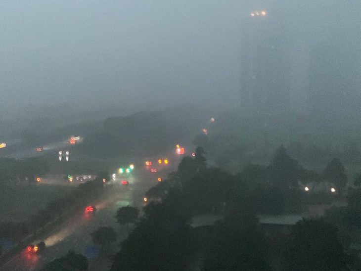 Hà Nội: Ô tô, xe máy lại 'bơi' trong biển nước sau mưa lớn do bão số 11- Ảnh 4. Hà Nội: Ô tô, xe máy lại 'bơi' trong biển nước sau mưa lớn do bão số 11- Ảnh 4.