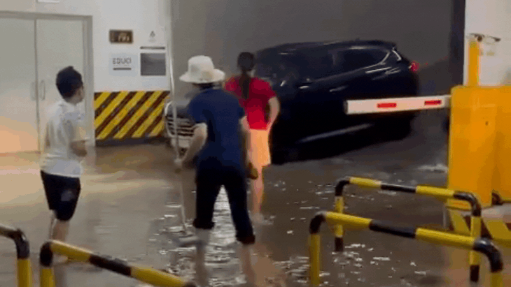 Hà Nội: Ô tô, xe máy lại 'bơi' trong biển nước sau mưa lớn do bão số 11- Ảnh 9. Hà Nội: Ô tô, xe máy lại 'bơi' trong biển nước sau mưa lớn do bão số 11- Ảnh 9.