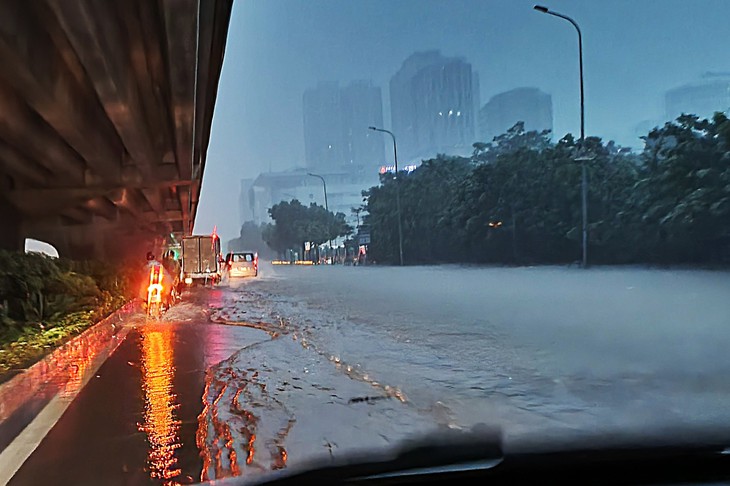Hà Nội: Ô tô, xe máy lại 'bơi' trong biển nước sau mưa lớn do bão số 11- Ảnh 7. Hà Nội: Ô tô, xe máy lại 'bơi' trong biển nước sau mưa lớn do bão số 11- Ảnh 7.