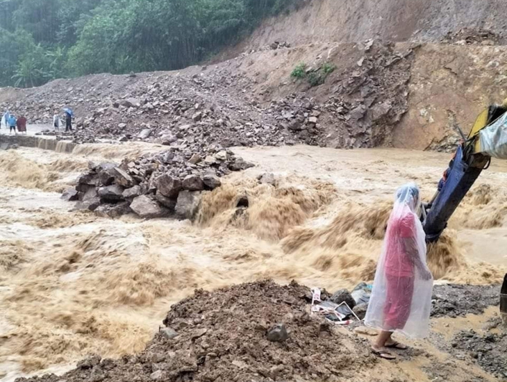 Thủ tướng: Chủ động ứng phó với nguy cơ lũ ống, lũ quét, sạt lở đất do ảnh hưởng của bão số 11- Ảnh 1.