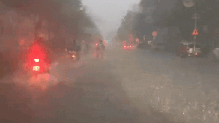 Hà Nội: Ô tô, xe máy lại 'bơi' trong biển nước sau mưa lớn do bão số 11- Ảnh 5. Hà Nội: Ô tô, xe máy lại 'bơi' trong biển nước sau mưa lớn do bão số 11- Ảnh 5.