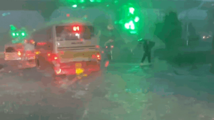 Hà Nội: Ô tô, xe máy lại 'bơi' trong biển nước sau mưa lớn do bão số 11- Ảnh 3. Hà Nội: Ô tô, xe máy lại 'bơi' trong biển nước sau mưa lớn do bão số 11- Ảnh 3.