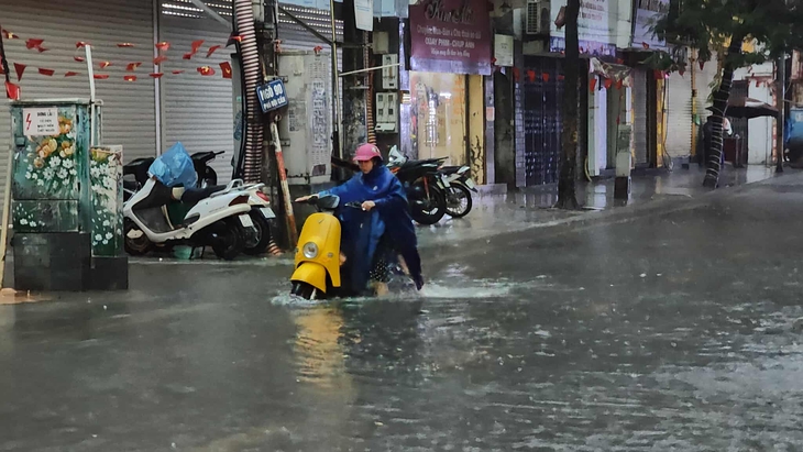 Hà Nội: Ô tô, xe máy lại 'bơi' trong biển nước sau mưa lớn do bão số 11- Ảnh 6. Hà Nội: Ô tô, xe máy lại 'bơi' trong biển nước sau mưa lớn do bão số 11- Ảnh 6.