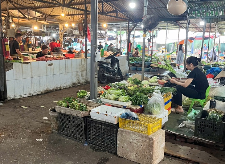 Chưa kịp khô sạp hàng, tiểu thương tại Hà Nội lại tất bật chống ngập- Ảnh 1.