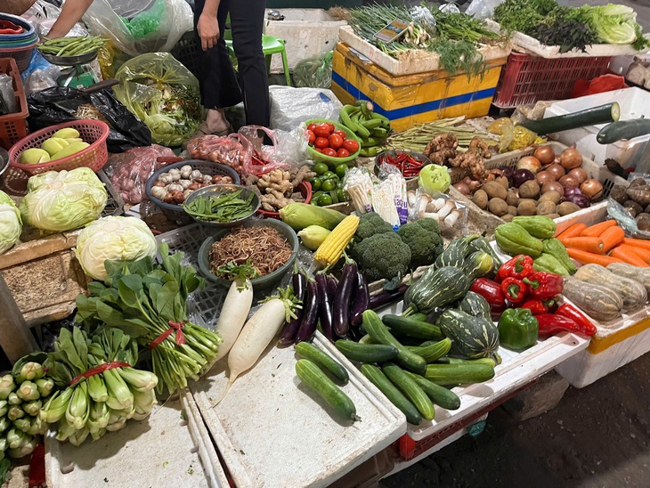 Chưa kịp khô sạp hàng, tiểu thương tại Hà Nội lại tất bật chống ngập- Ảnh 6.