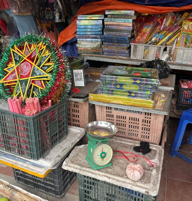 Chưa kịp khô sạp hàng, tiểu thương tại Hà Nội lại tất bật chống ngập- Ảnh 3.