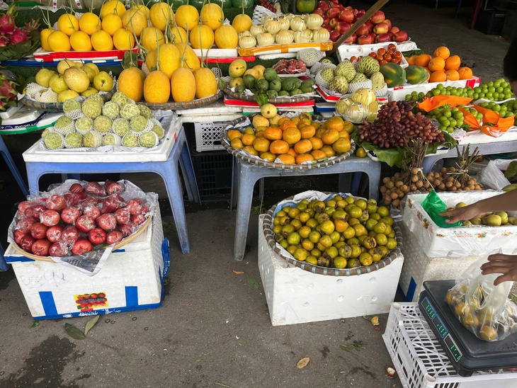Chưa kịp khô sạp hàng, tiểu thương tại Hà Nội lại tất bật chống ngập- Ảnh 5.