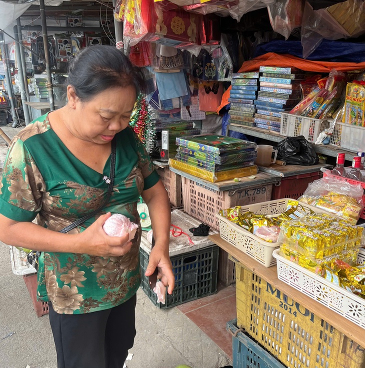 Chưa kịp khô sạp hàng, tiểu thương tại Hà Nội lại tất bật chống ngập- Ảnh 2.
