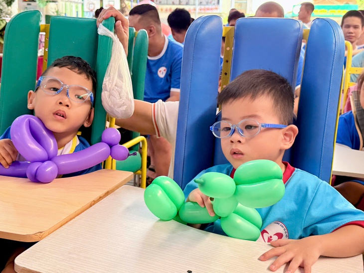 Trung thu yêu thương thắp sáng nụ cười trẻ khuyết tật- Ảnh 6.