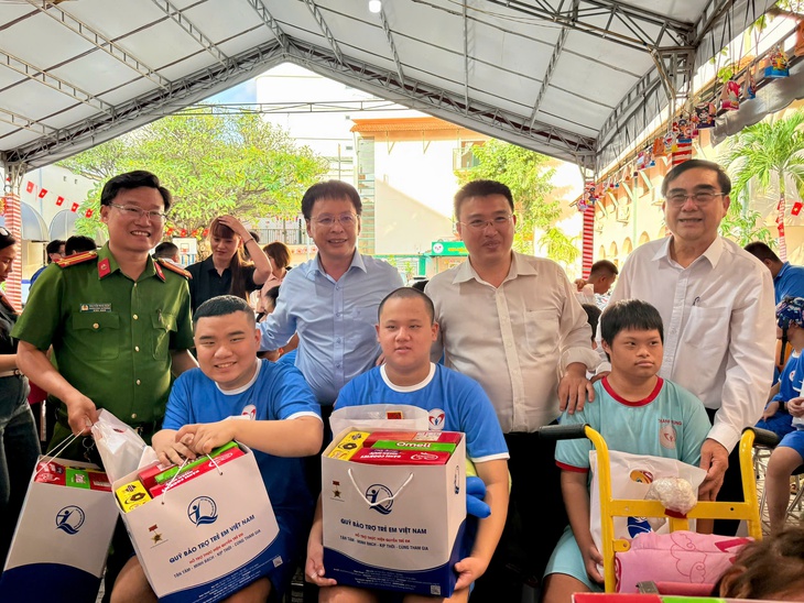 Trung thu yêu thương thắp sáng nụ cười trẻ khuyết tật- Ảnh 1.
