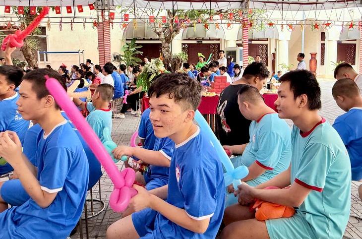 Trung thu yêu thương thắp sáng nụ cười trẻ khuyết tật- Ảnh 4.