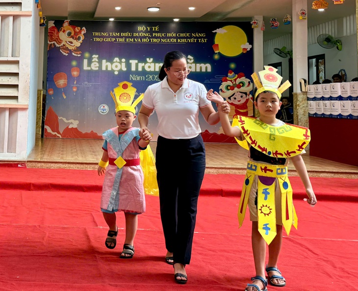 Trung thu yêu thương thắp sáng nụ cười trẻ khuyết tật- Ảnh 10.