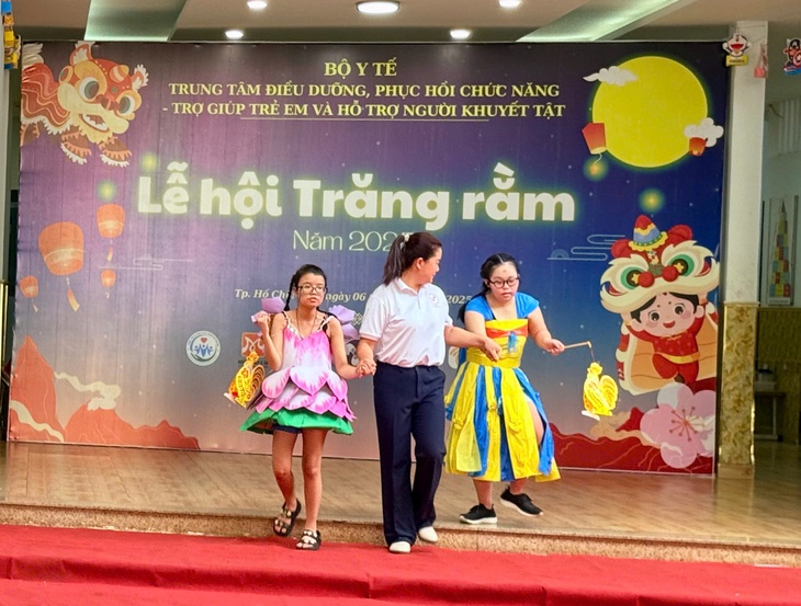 Trung thu yêu thương thắp sáng nụ cười trẻ khuyết tật- Ảnh 9.