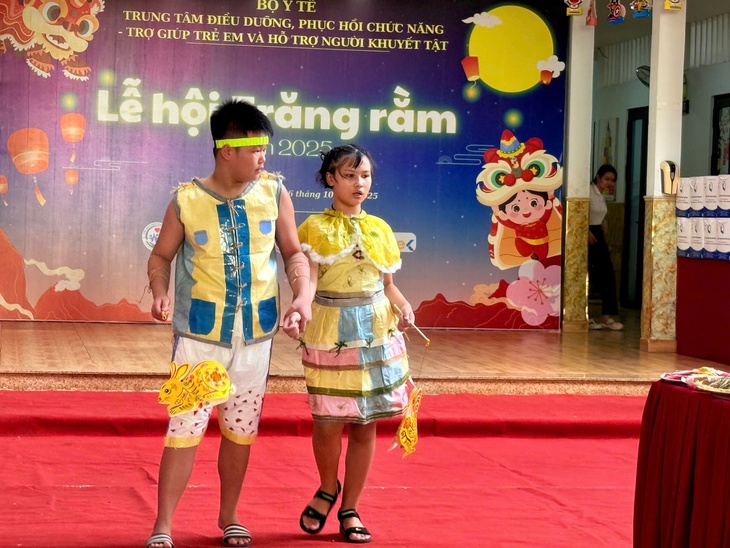 Trung thu yêu thương thắp sáng nụ cười trẻ khuyết tật- Ảnh 11.