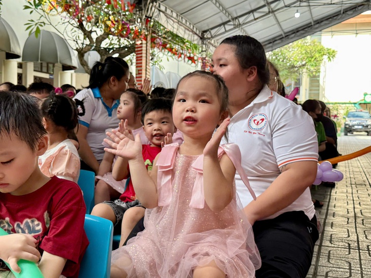 Trung thu yêu thương thắp sáng nụ cười trẻ khuyết tật- Ảnh 7.