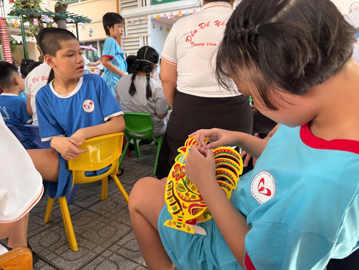 Trung thu yêu thương thắp sáng nụ cười trẻ khuyết tật- Ảnh 5.