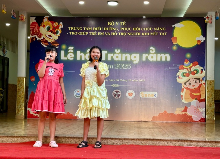Trung thu yêu thương thắp sáng nụ cười trẻ khuyết tật- Ảnh 8.