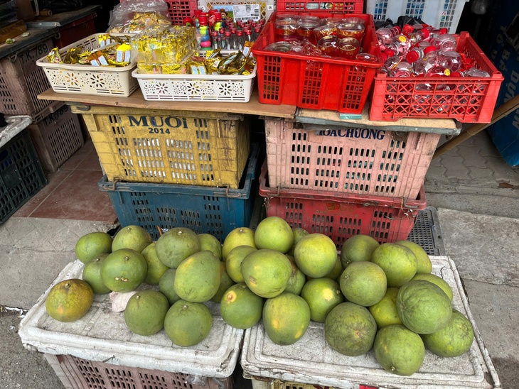 Chưa kịp khô sạp hàng, tiểu thương tại Hà Nội lại tất bật chống ngập- Ảnh 4.
