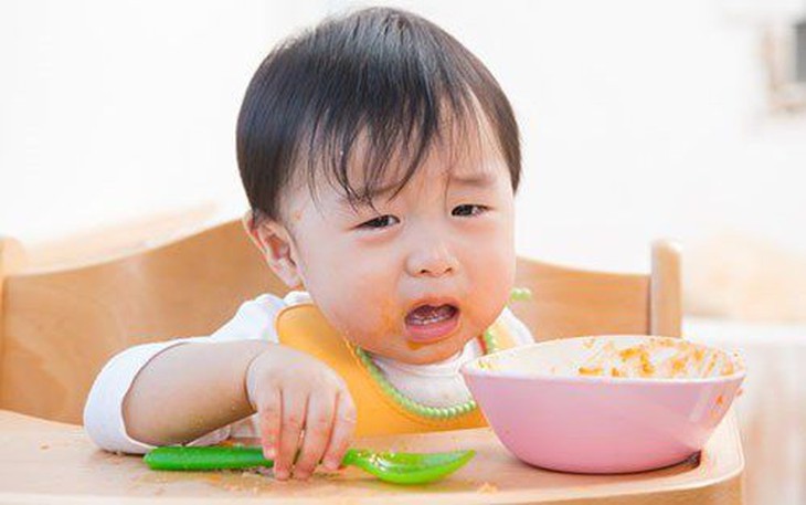 Cha mẹ nên làm gì khi trẻ lười ăn dặm?