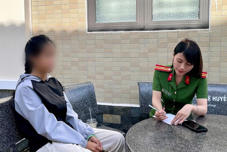 Đà Nẵng: Nữ sinh 18 tuổi suýt mất 300 triệu vì kịch bản 'công an rởm' tinh vi- Ảnh 1. Đà Nẵng: Nữ sinh 18 tuổi suýt mất 300 triệu vì kịch bản 'công an rởm' tinh vi- Ảnh 1.