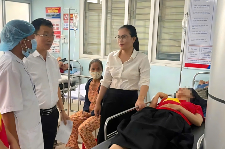 Khoảnh khắc va chạm giữa 2 ô tô khiến 4 người thương vong- Ảnh 1.