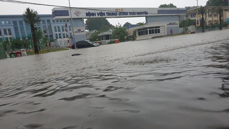 Hàng trăm nhà ngập, nhiều khu dân cư bị cô lập do mưa lớn sau bão số 11 tại Thái Nguyên và Bắc Ninh- Ảnh 2.