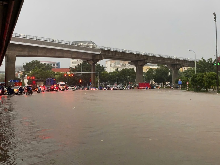 Hà Nội: Ô tô, xe máy lại 'bơi' trong biển nước sau mưa lớn do bão số 11- Ảnh 11. Hà Nội: Ô tô, xe máy lại 'bơi' trong biển nước sau mưa lớn do bão số 11- Ảnh 11.