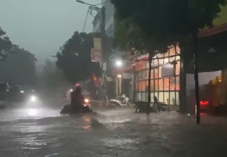 Hà Nội: Ô tô, xe máy lại 'bơi' trong biển nước sau mưa lớn do bão số 11- Ảnh 12. Hà Nội: Ô tô, xe máy lại 'bơi' trong biển nước sau mưa lớn do bão số 11- Ảnh 12.