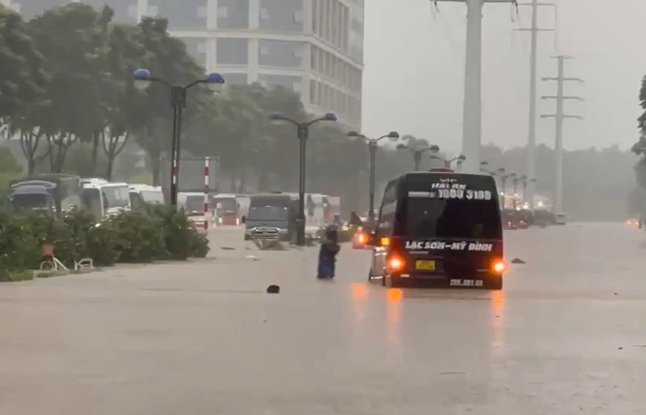Hà Nội: Ô tô, xe máy lại 'bơi' trong biển nước sau mưa lớn do bão số 11- Ảnh 13. Hà Nội: Ô tô, xe máy lại 'bơi' trong biển nước sau mưa lớn do bão số 11- Ảnh 13.