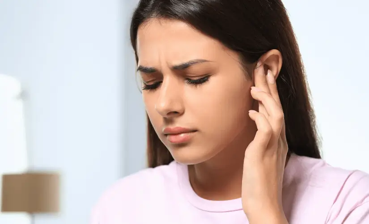 Người trẻ bị ù tai - Đây là cách cải thiện hiệu quả tại nhà- Ảnh 1.