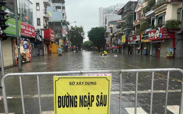 13 người chết và mất tích, hàng chục nghìn nhà bị ngập do hoàn lưu sau bão số 11- Ảnh 1.