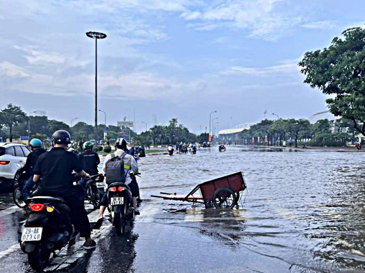 Cận cảnh những điểm còn ngập sâu ở Hà Nội sáng 8/10- Ảnh 8.