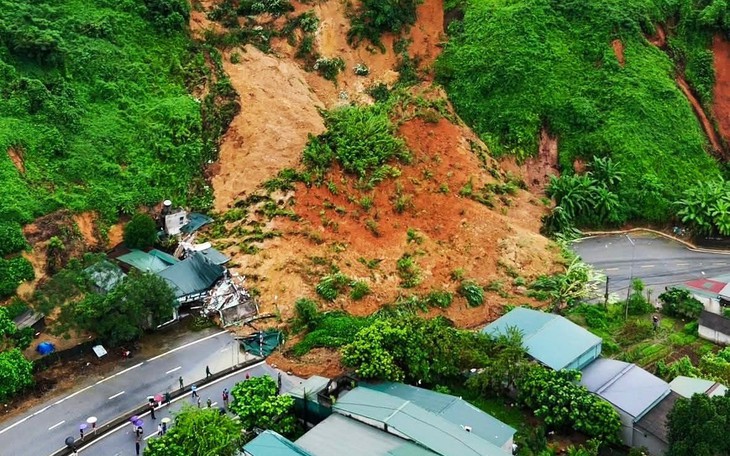 Quốc lộ gãy nền, đường ngập sâu cả mét, sạt lở hàng nghìn khối đất đá sau bão số 11
