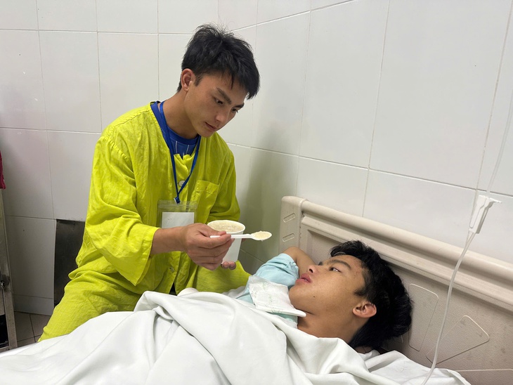 Chàng trai H’Mông cần tiền chữa trị sau tai nạn nghiêm trọng, trong khi vợ lại đang mang bầu- Ảnh 2.