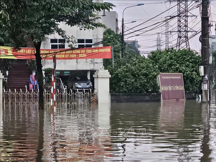 Sáng 8/10, trung tâm tỉnh Thái Nguyên vẫn chìm trong "biển nước"