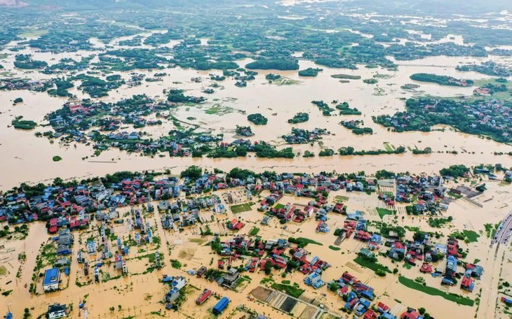 Tại "rốn lũ" Thái Nguyên: Người dân lên mái nhà cầu cứu, lực lượng chức năng trắng đêm cứu hộ cứu nạn