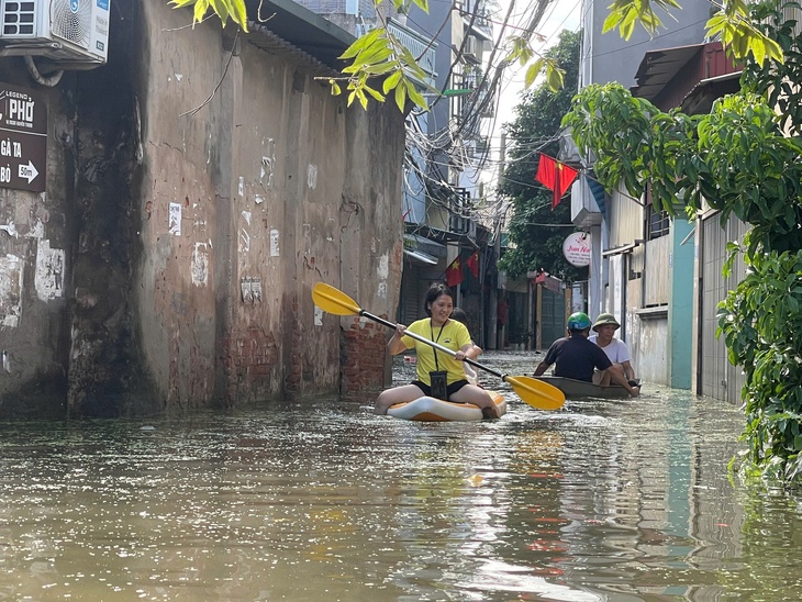 Sau ngập lụt, dịch vụ dọn nhà 'đắt khách'- Ảnh 3.