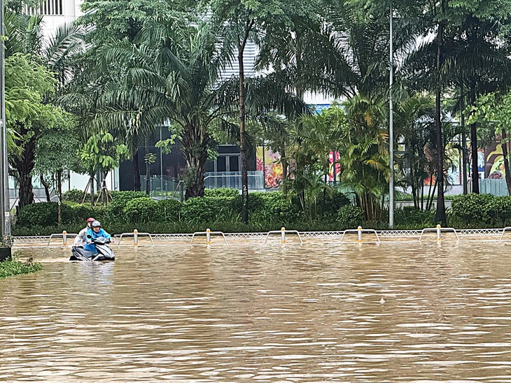 Cận cảnh những điểm còn ngập sâu ở Hà Nội sáng 8/10- Ảnh 2.